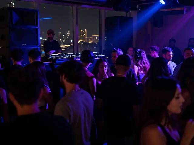 Nightlife in Dubai: Best Clubs for Live DJ Sets and Electronic Music